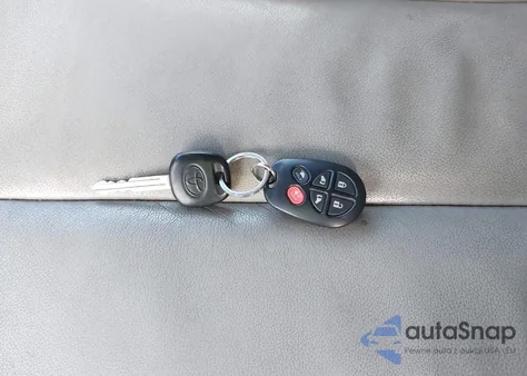 2014 Toyota Sienna Xle V6 8 Passenger z USA, uszkodzony, nr VIN 5TDYK3DCXES513778